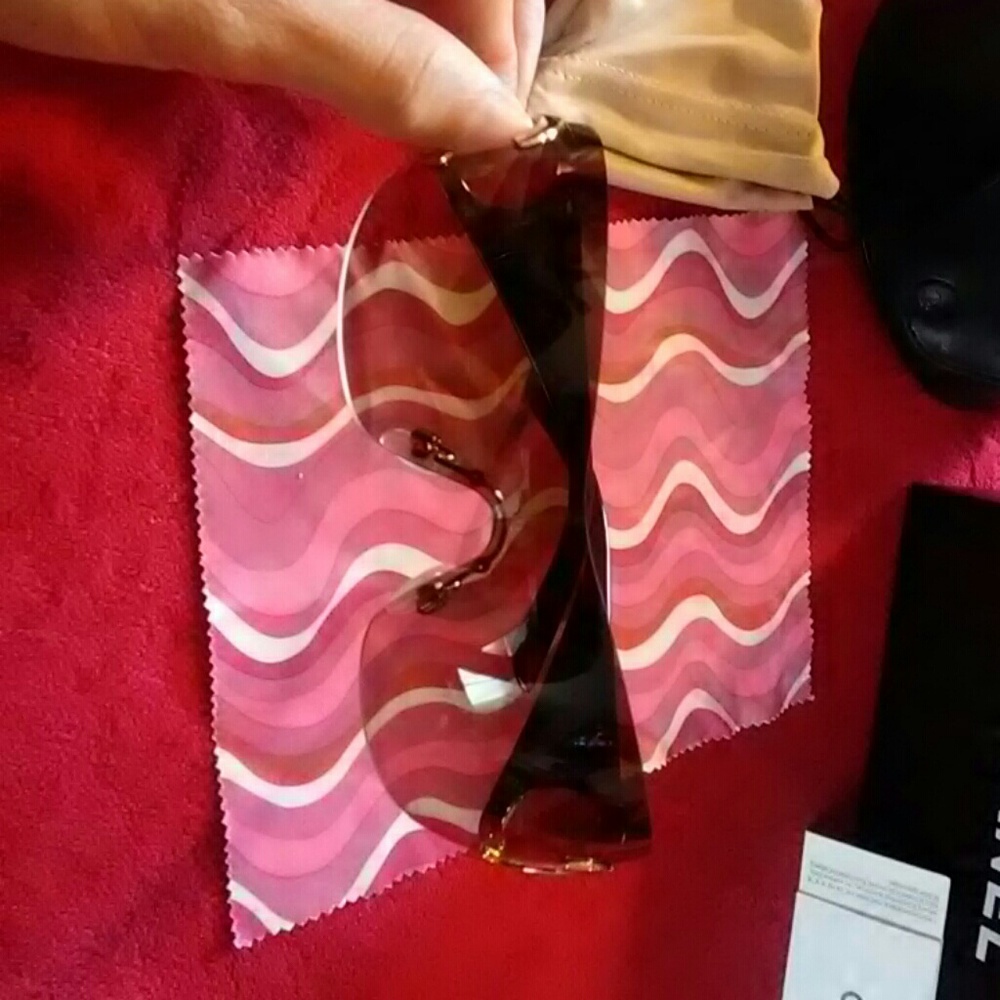 Authentic Channel sunglasses - Picture 4 of 5